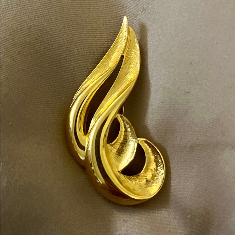 Vintage Napier Gold-Tone Ribbon Brooch